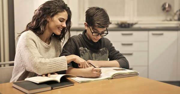 Parintii primesc zile libere platite cand scoala trece in online. Cererea si declaratia pe propria raspundere