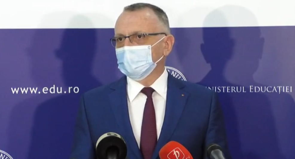 Masca NU va mai fi obligatorie in scoli, incepand de miercuri!