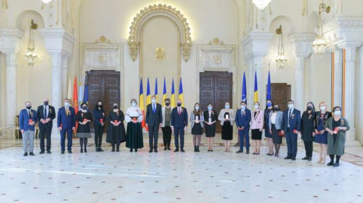 Profesori decorati de presedintele Iohannis, pentru activitatea lor: "Au facut minuni in scoli, in ultimii doi ani pandemici"