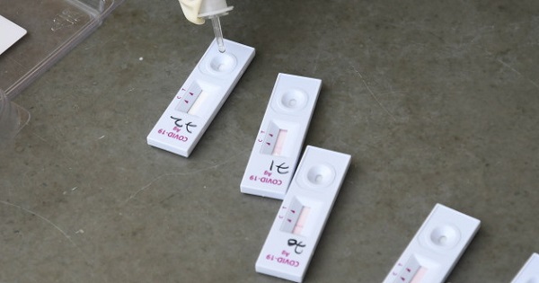 Elevii nu mai primesc teste de saliva de la scoala. Achizitia lor a fost blocata