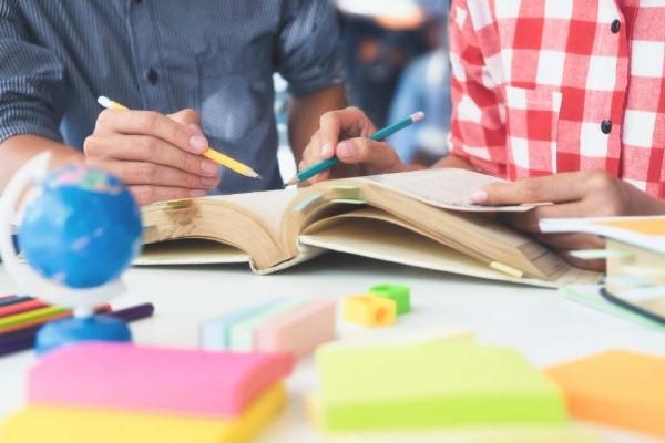 Sanctiuni pentru elevi: Exmatricularea NU e permisa in invatamantul obligatoriu. Mustrarea in fata clasei este INTERZISA. Distrugerea manualelor se plateste