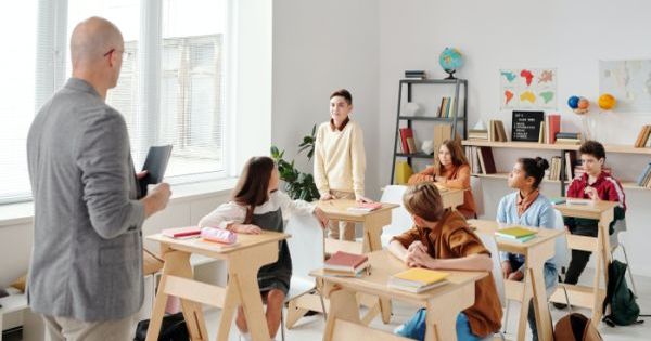 Obligatiile Dirigintelui de clasa: stabileste intalniri cu parintii, de preferat individuale, pe perioada fiecarui interval de cursuri