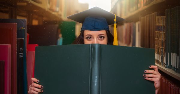 Burse studenti 2023-2024: Studentii care se pregatesc pentru o cariera didactica vor avea burse egale cu salariul unui profesor debutant, adica 3.158 de lei
