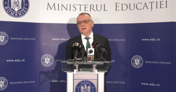 Numarul minim de note la o disciplina a fost modificat. Sorin Cimpeanu: "Sa fie egal cu N plus 3, unde N este numarul de ore alocat saptamanal disciplinei"