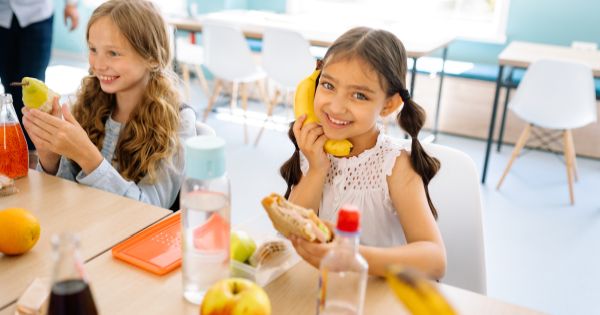 Ministerul Educatiei extinde programul "Masa sanatoasa in scoli" la peste 900.000 de elevi