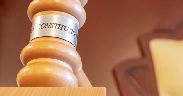 Decizia care ii salveaza pe plagiatorii de doctorate: titlul de doctor NU poate fi retras daca a intrat in circuitul civil si a produs efecte juridice