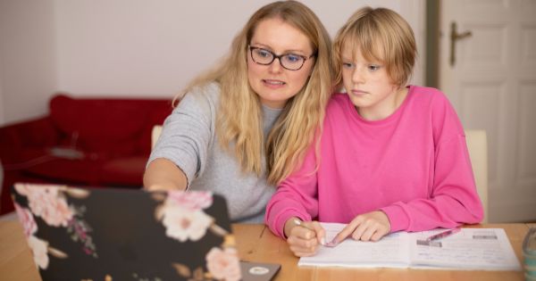 ANAF: Profesorii care dau meditatii si nu platesc impozit ar putea primi SMS-uri de avertizare