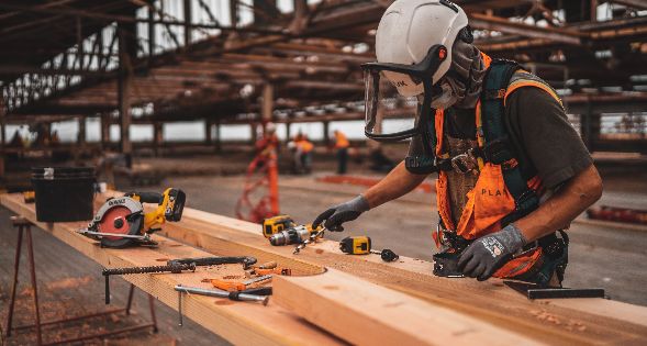 Titularizare pe jumatate de norma pentru ca angajatii operatorilor economici sa poata preda la liceele profesionale