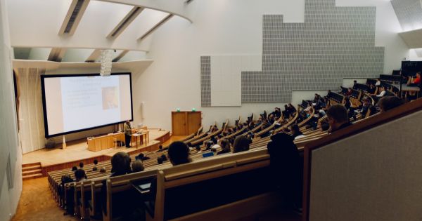 Modificari pentru profesorii din universitati: Rectorii cer ca in FISA POSTULUI sa fie introduse criterii de performanta pentru mentinerea in sistem