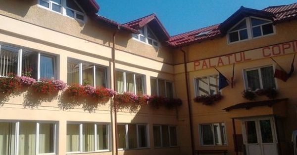 Acuzatii de interese imobiliare in descentralizarea palatelor copiilor. "Dupa 10 ani se va putea schimba destinatia lor"