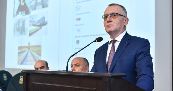 Profesorii pensionati pot fi reincadrati in pozitii de cercetare. Noi modificari la proiectul Legii invatamantului superior
