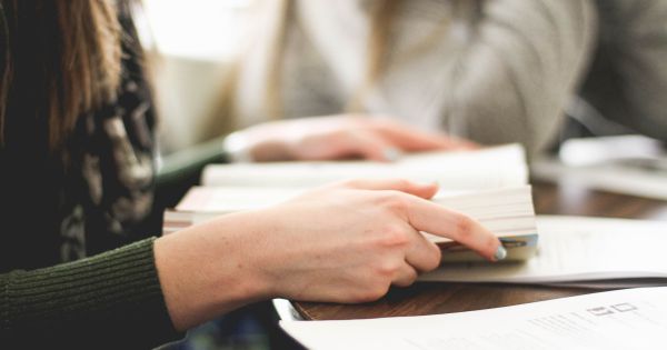 Verificarea tezelor de doctorat: ce aduce nou Metodologia procedurilor administrative pentru acordarea titlului de doctor