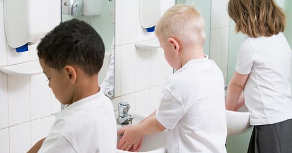 Elevii si profesorii sa poarte masca in spatiile inchise si aglomerate, recomanda Ministerul Sanatatii. REGULI DE IGIENA in scoli