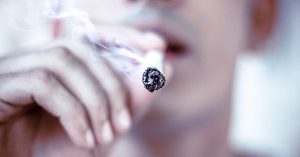 O noua lege: FUMATUL va fi INTERZIS copiilor sub 18 ani in parcuri si in curtea scolii. Amenda de 500 de lei