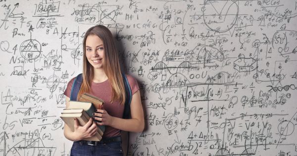 Guvernul a majorat stimulentele pentru absolventi: 5.000 de lei pentru Media 10 la BAC, 2.000 de lei pentru Media 10 la Evaluarea Nationala