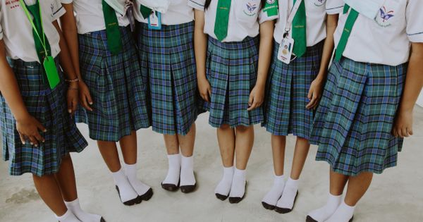 Lege noua: Uniforma scolara sa redevina OBLIGATORIE, elevii sa primeasca BURSA pentru procurarea acesteia