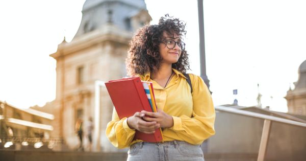 6 din 10 liceeni vor sa faca o facultate in Romania. Doar 8% dintre ei intentioneaza sa isi deschida o afacere