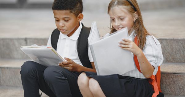 Uniforma scolara? DA, dar sa fie asigurata de scoala cand copiii nu-si pot permite, spune ministrul Educatiei