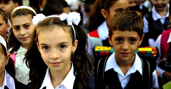 Vot favorabil reintroducerii uniformelor scolare. Reprezentanta FSLI in CES: "E foarte greu sa tii pasul cu moda intr-un liceu"