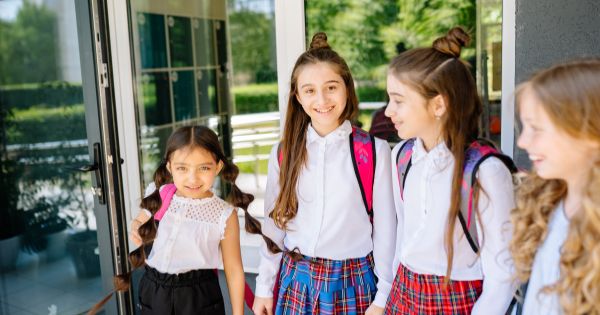 Elevii, incurajati sa mearga pe jos la scoala: au traseu fix, puncte de intalnire si adulti care ii insotesc