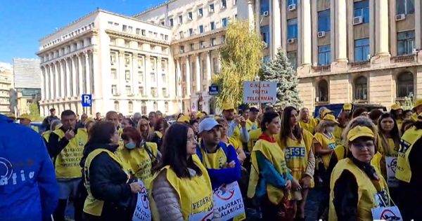 Profesorii au iesit din nou in strada! Cer cresteri salariale, plafonarea preturilor si compensarea facturilor la utilitati