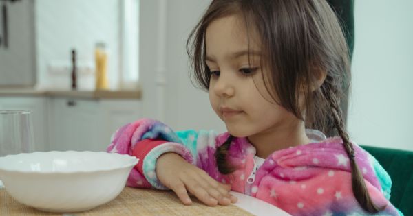 OFICIAL! Programul-pilot "Masa calda" va fi derulat in 450 de scoli si gradinite