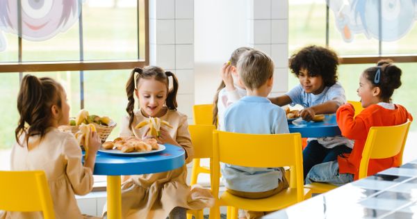 Elevii din 1.000 de scoli vor primi mancare calda sau un pachet alimentar, in 2024. Programul "Masa sanatoasa" a fost adoptat de Guvern