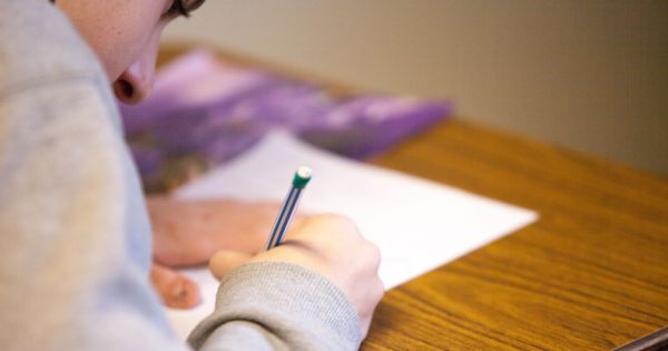 Modificari la Legea Invatamantului 198/2023: Fonduri locale pentru elevii si profesorii cu performante remarcabile