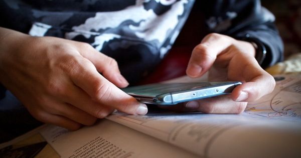 Despagubiri de 30.000 de lei pentru o profesoara din Cluj umilita de doi elevi. Elevii, acuzati ca au denigrat-o pe Internet