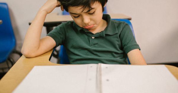 Ancheta dupa ce un profesor a dus un elev de clasa a II-a intr-un birou si a simulat ca ii taie degetul