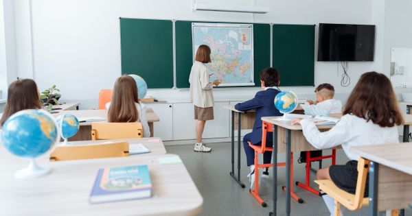 Legile Educatiei: Profesorii cercetati pentru violenta nu vor mai avea activitati cu elevii. SANCTIUNI disciplinare pentru cadrele didactice