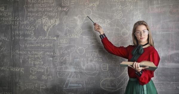 Legile Educatiei: Premii in bani pentru profesorii care desfasoara activitati suplimentare. Bugetul e de 2% din fondul de salarii al scolii