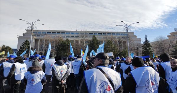 Protest in Piata Victoriei. Profesorii le cer guvernantilor sa rezolve problema salarizarii din invatamant