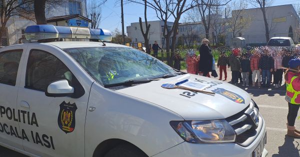 Politistii locali, trimisi de primarie in scolile din municipiul Iasi. "Ca pe vremuri, cum era inainte de 1990", spune Mihai Chirica