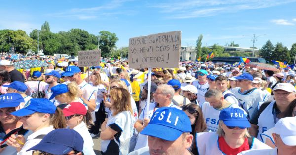 Guvernul vrea sa-i impace pe profesori cu o noua OUG: Salariile profesorilor cresc cu 1.300 de lei brut, de la 1 iunie 2023