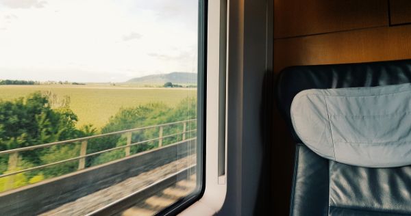 Studentii vor avea REDUCERE de 90% la biletele de tren, pe tot parcursul anului, pana la 30 de ani, in loc de 26