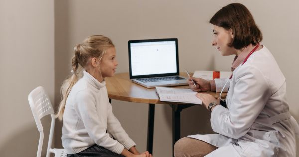 Atributiile medicilor din cabinetele scolare: elibereaza bilete de trimitere, retete, scutiri si initiaza activitati de educatie pentru viata de familie