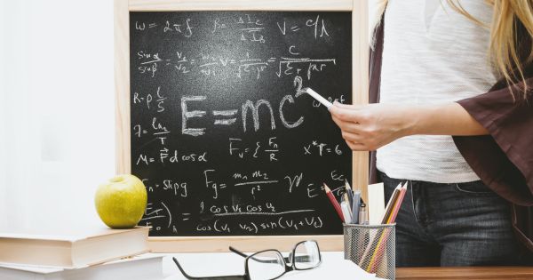Atentie, profesori: banii de pe Cardul cu prima didactica pot fi cheltuiti doar la "unitatile afiliate"!