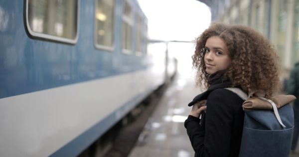 OFICIAL: Transport redus cu 90% la tren si metrou pentru studenti. Varsta pana la care se acorda a fost majorata la 30 de ani