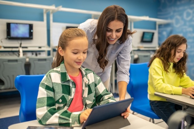Educatia in secolul 21: Transformarea invatamantului prin tehnologie interactiva si adaptiva