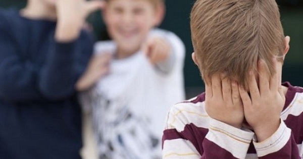 Acuzatii grave la o scoala din Ramnicu Valcea. Un elev de 14 ani, cu abateri disciplinare, a obligat elevi de clasa a III-a sa-l imite cand mimeaza acte sexuale