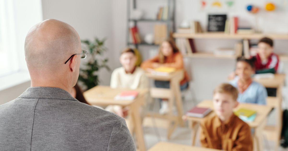 Scolile pot cumpara carti, echipamente sportive si bilete la teatru in cadrul proiectelor de prevenire a violentei scolare. ANUNTUL Ministerului Educatiei