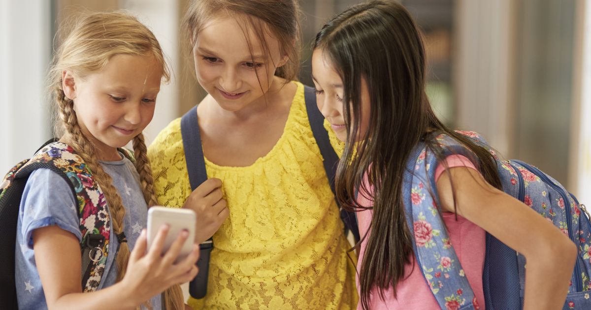 Scolile din Timis: folosirea telefonului va fi interzisa total in scoala, inclusiv in pauze