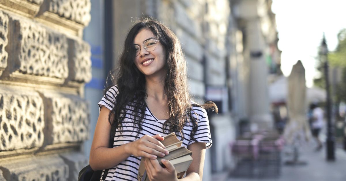 Drepturile studentilor cu dizabilitati si CES: reducerea cu 50% a taxelor pentru cazare si masa, loc de parcare in campus si burse