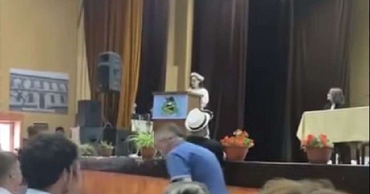"Am petrecut ani de zile invatand pentru note si validare academica si am realizat abia acum cat timp am pierdut" - discursul unei eleve de 18 ani la absolvirea liceului