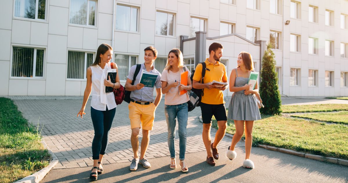 Liceenii romani vor putea studia, gratuit, intr-un liceu din SUA. Inscrierile se desfasoara pana la 26 septembrie 2024