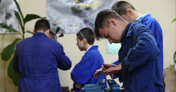 Ministerul Educatiei a schimbat criteriile la bursa tehnologica: se acorda doar elevilor cu 10 la purtare!