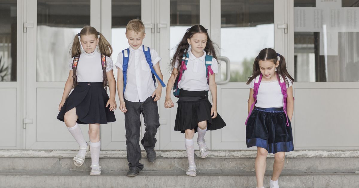 Uniforma scolara, motiv de cearta in curtea scolii. "A inceput sezonul spagilor pentru UNII directori"
