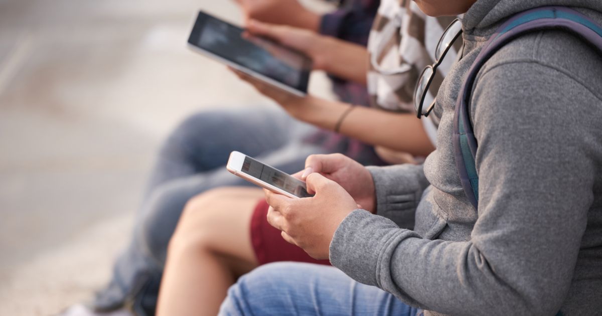 Ministrul Educatiei se opune interzicerii telefoanelor in scoli. 