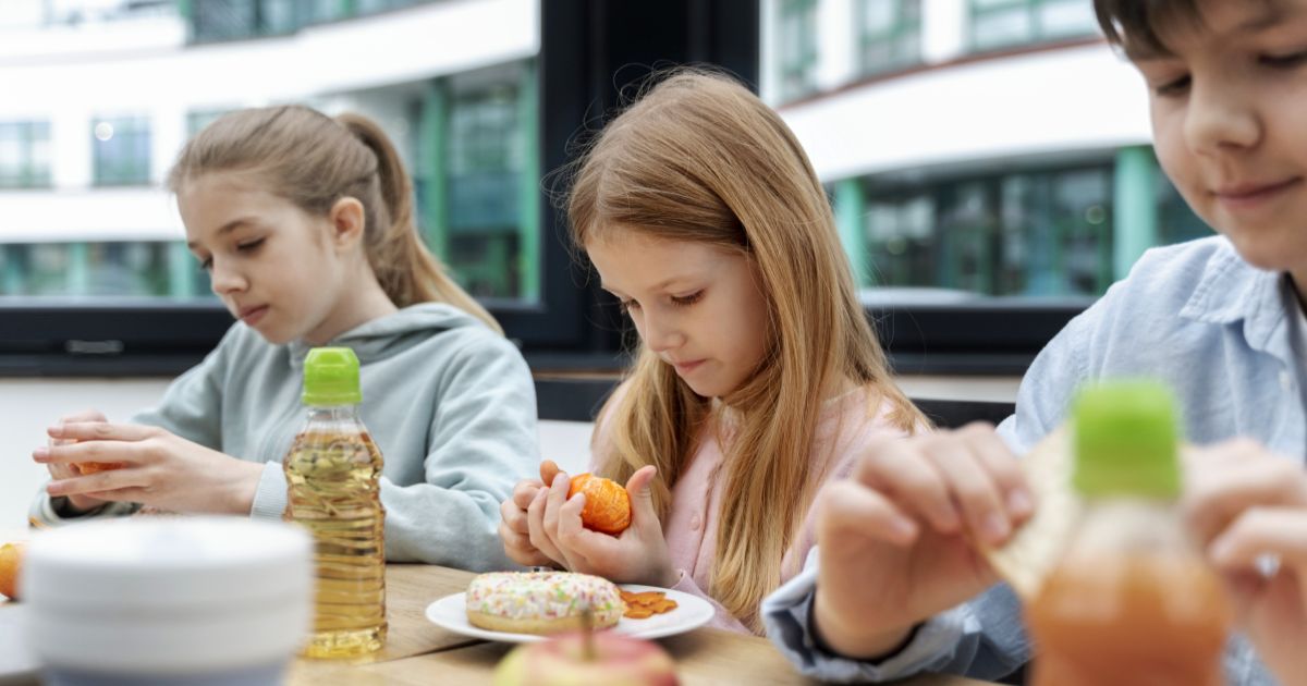Noua LISTA cu alimentele nerecomandate elevilor si prescolarilor. Vezi necesarul de apa la copii si adolescenti